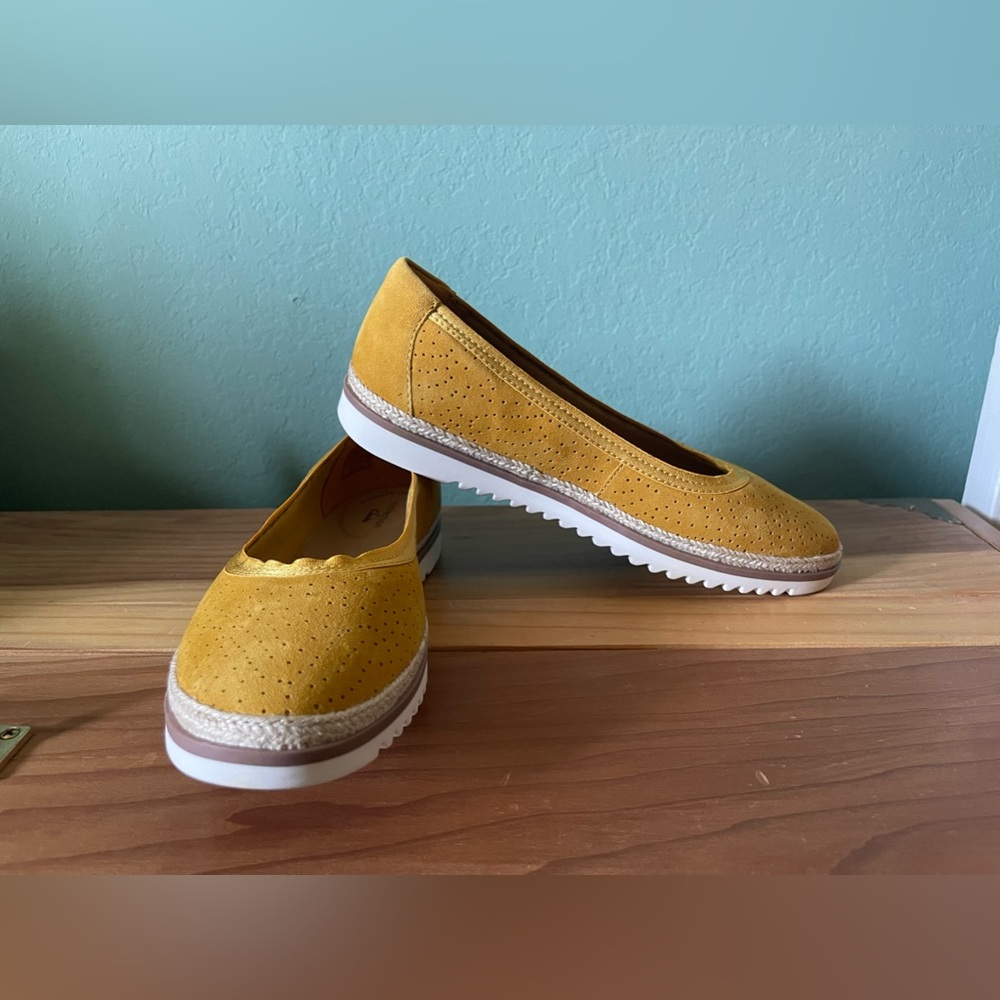 Clarks Collection Serena Kellyn Yellow Suede Espadrilles Flats US 8W New